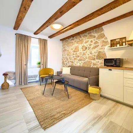Dume Apartment